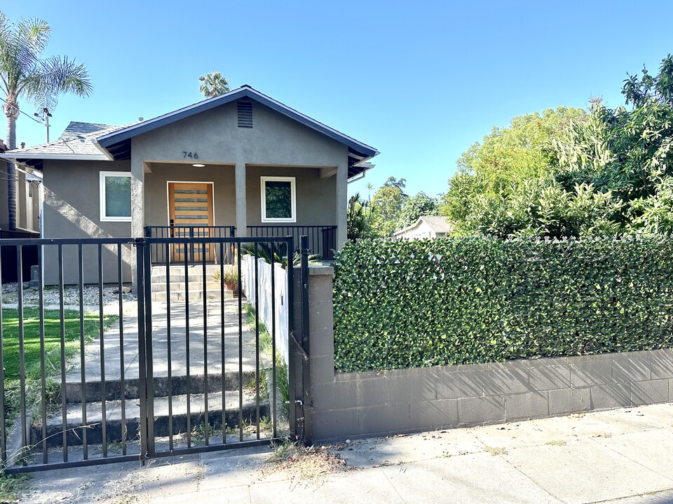 742 Earlham St, Unit 740 in Pasadena, CA - Building Photo