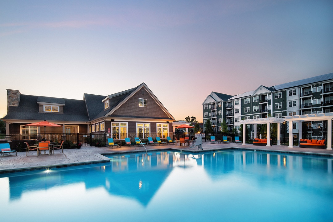 Canal Crossing at Whitneyville West in Hamden, CT - Foto de edificio