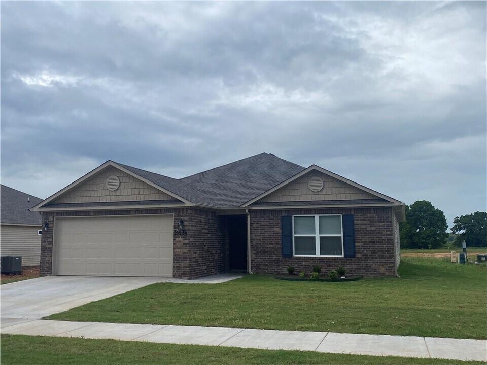 2834 W Emil Dr in Fayetteville, AR - Building Photo