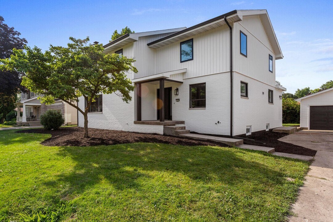 1205 Broadmoor Dr in Champaign, IL - Building Photo