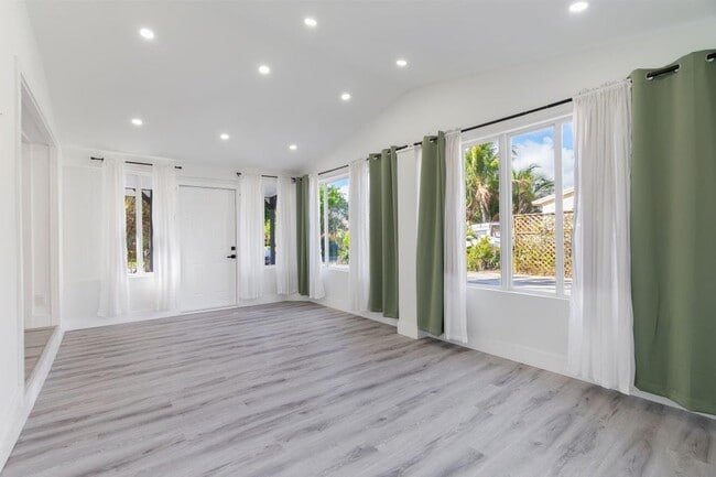 113 SE 8th Ave in Boynton Beach, FL - Building Photo - Building Photo