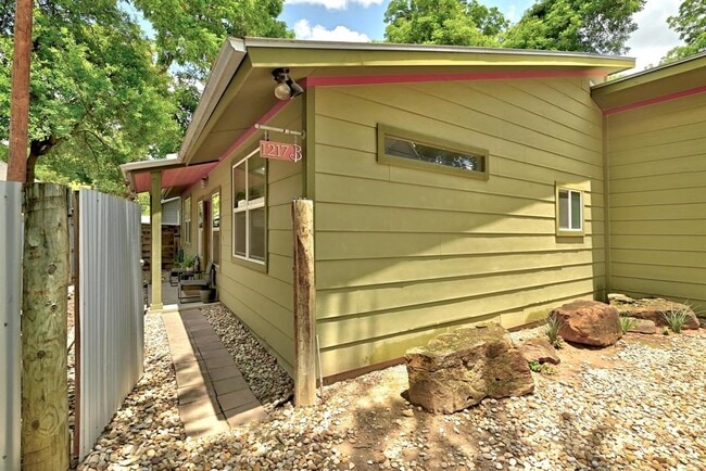 1217 Holly St in Austin, TX - Foto de edificio - Building Photo