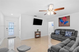 7417 Twin Sabal Dr in Miami Lakes, FL - Building Photo - Building Photo