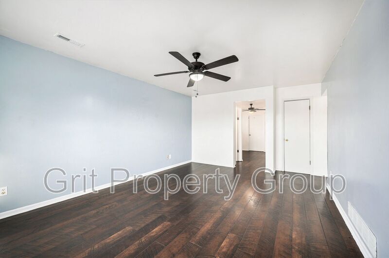 7109 Orchard Ct in Pleasant Valley, MO - Building Photo