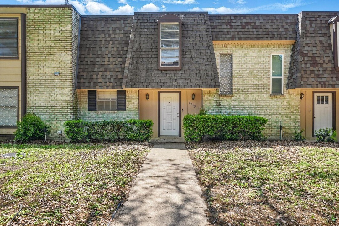 2315 Overland Ln-Unit -2315 Overland Lane in Arlington, TX - Building Photo