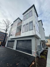 243 Everett St, Unit 303 in Boston, MA - Building Photo - Building Photo