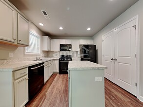 200 N Wentworth Dr in Mocksville, NC - Foto de edificio - Building Photo