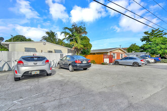 2109-2117 Miami Rd in Fort Lauderdale, FL - Foto de edificio - Building Photo