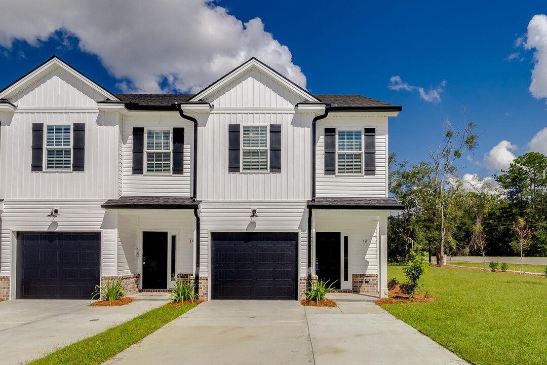 37 Woods Ct in Hinesville, GA - Building Photo