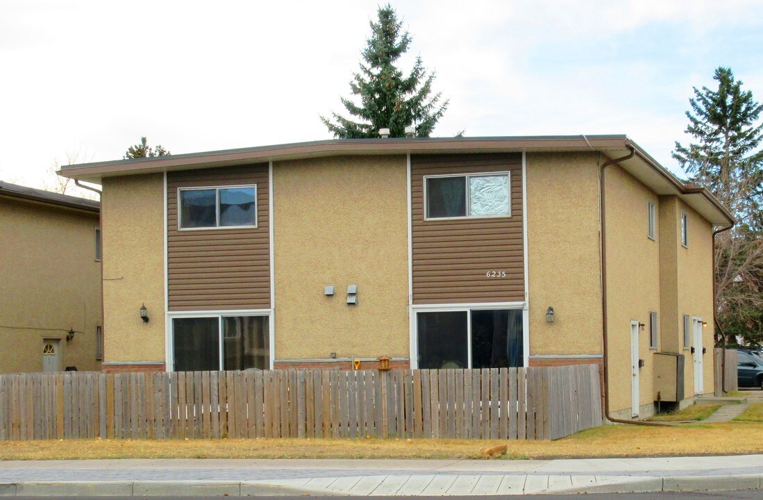 6235 Bowness Rd NW in Calgary, AB - Building Photo