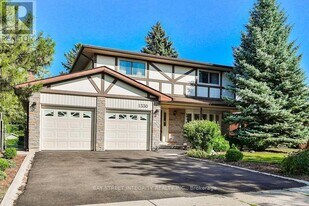 1330 Grand Blvd in Oakville, ON - Building Photo