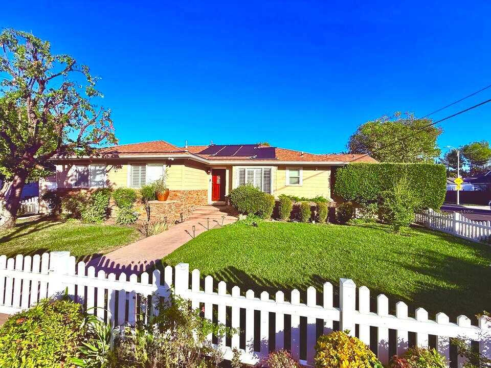 6424 Penfield Ave in Los Angeles, CA - Building Photo