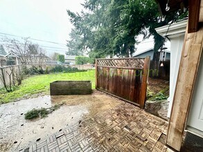 6935 SE Crystal Springs Blvd in Portland, OR - Building Photo - Building Photo