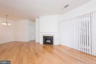2204 Westcourt Ln-Unit -108 in Herndon, VA - Building Photo - Building Photo