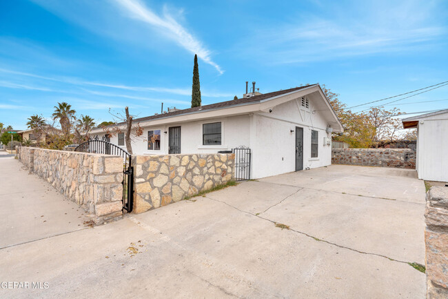 3700 La Luz Ave in El Paso, TX - Foto de edificio - Building Photo