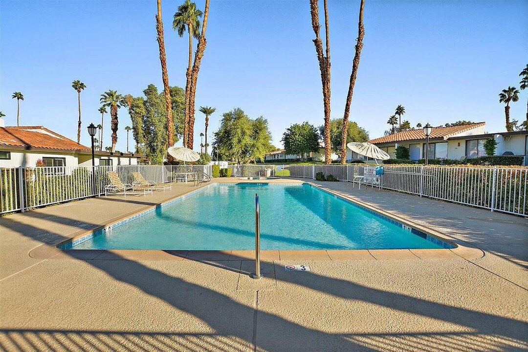 150 Avenida Las Palmas in Rancho Mirage, CA - Foto de edificio