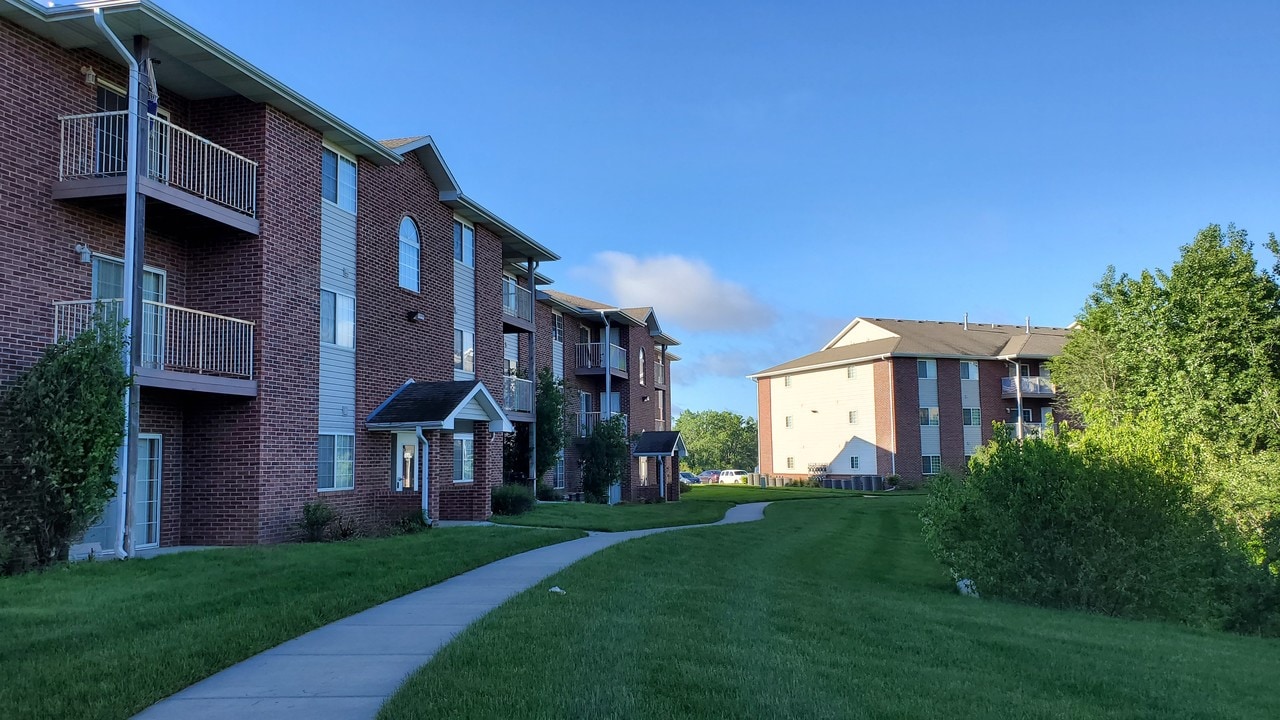 Midland Heights Apartments in Papillion, NE - Building Photo