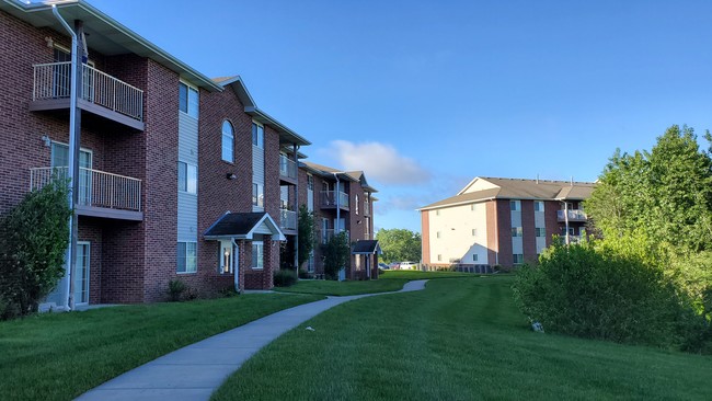 Midland Heights Apartments in Papillion, NE - Building Photo - Building Photo