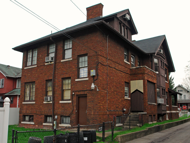 1570 Jackson St in Charleston, WV - Foto de edificio - Building Photo