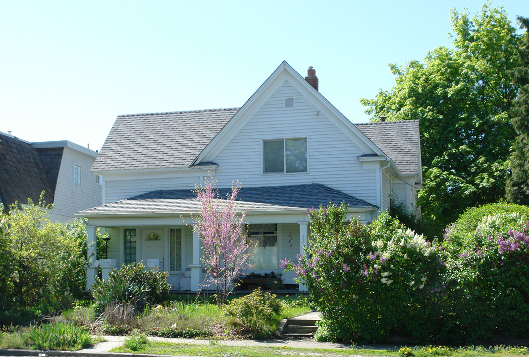 1217 W Maxwell Ave in Spokane, WA - Foto de edificio