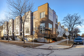 Greenwich Row in Milwaukee, WI - Foto de edificio - Building Photo