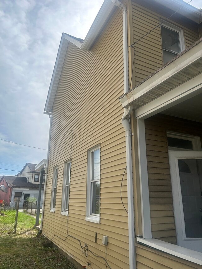 1005 Broadway St in East Mckeesport, PA - Foto de edificio - Building Photo