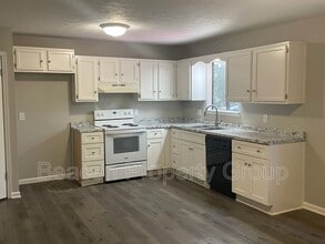 15 Lynn Cir in Newnan, GA - Foto de edificio - Building Photo