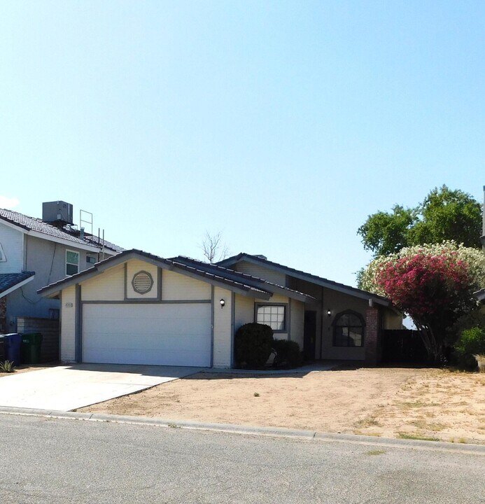 21253 Windsong St in California City, CA - Building Photo