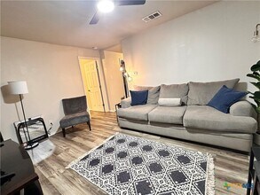 511 McKie St in San Marcos, TX - Building Photo - Building Photo