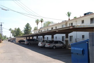 Silver Oaks Apartments in Phoenix, AZ - Foto de edificio - Building Photo