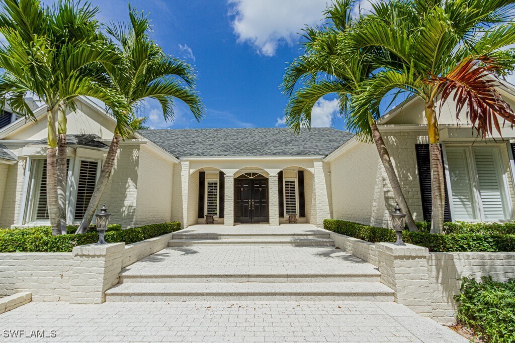 2700 Treasure Ln in Naples, FL - Foto de edificio