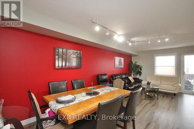 548 Chapman Mills Dr in Ottawa, ON - Building Photo - Building Photo