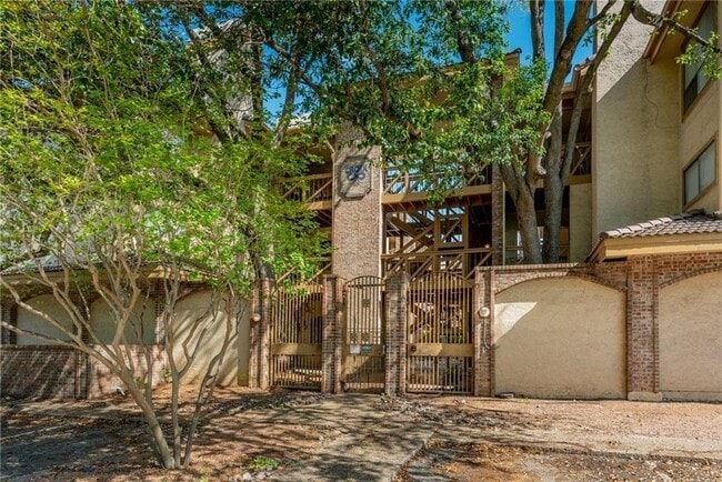 property at 806 W 24th St