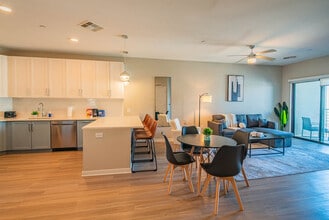 777 E Stella Ln in Phoenix, AZ - Foto de edificio - Building Photo