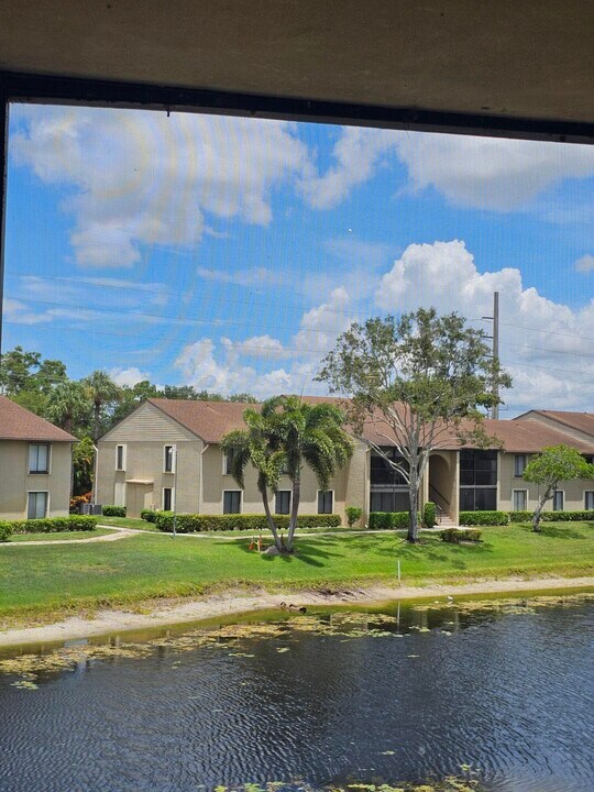 728 Sunny Pine Way in Greenacres, FL - Building Photo