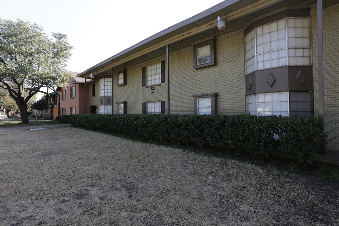 Chapel Creek Apartments in Dallas, TX - Building Photo