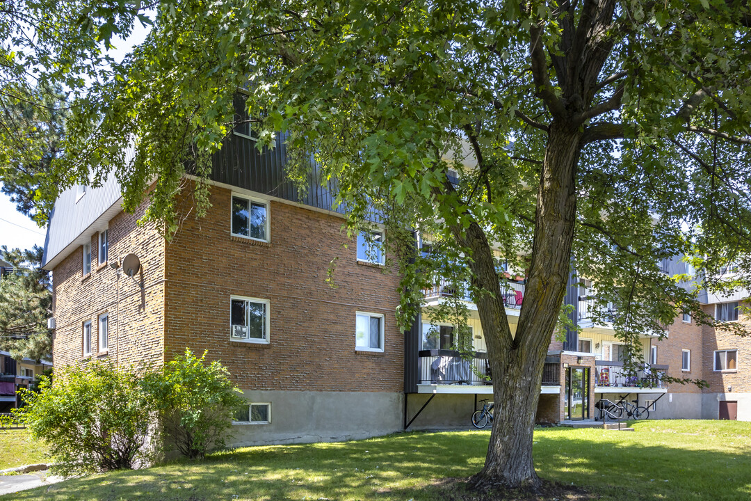 6300 Bienville in Brossard, QC - Building Photo