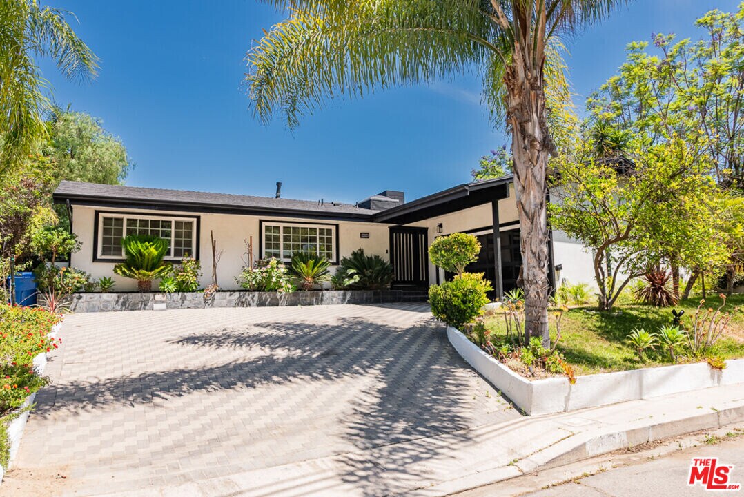 3650 Sapphire Dr in Los Angeles, CA - Building Photo