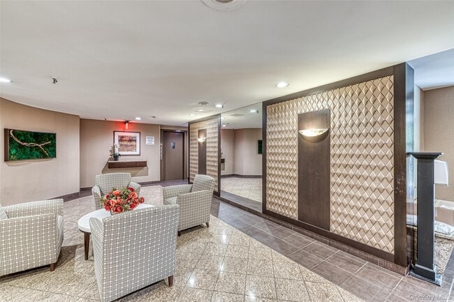 5 Schenck Ave in Great Neck Plaza, NY - Building Photo - Building Photo