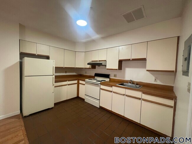 81 Essex St, Unit 52 in Boston, MA - Foto de edificio - Building Photo