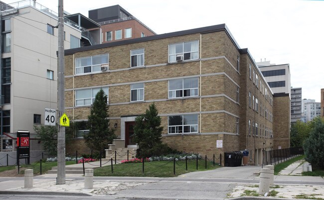 31 Roehampton Apartments in Toronto, ON - Building Photo - Building Photo