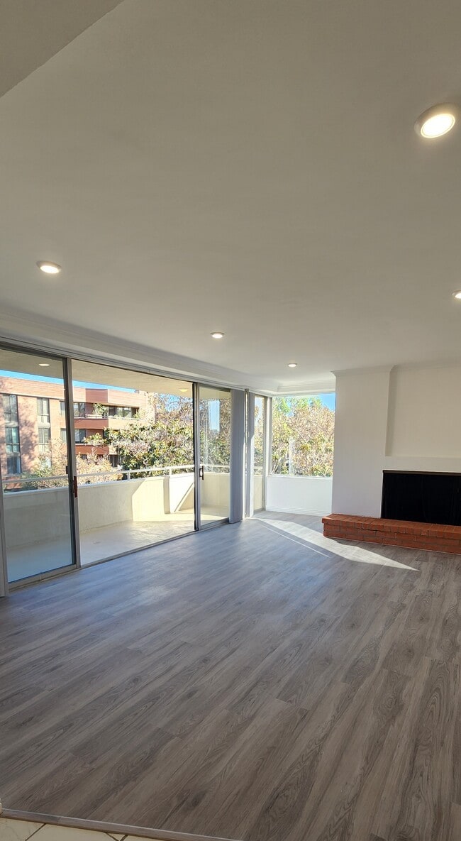 303 N Swall Dr, Unit 301 in Beverly Hills, CA - Building Photo - Building Photo