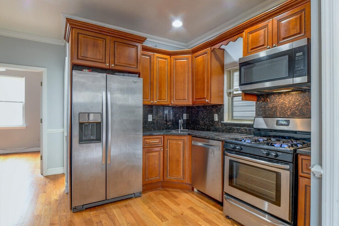 572 Liberty Ave in Jersey City, NJ - Building Photo