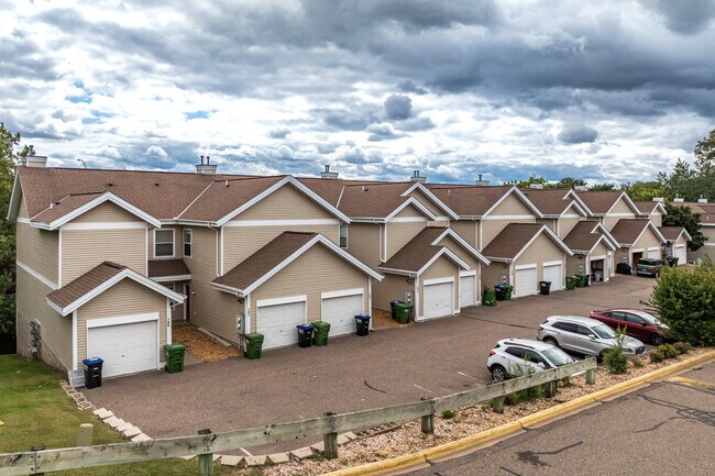 Calibre Ridge in Roseville, MN - Building Photo - Building Photo