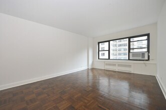 140 E 13th St, Unit 4B in New York, NY - Building Photo - Building Photo