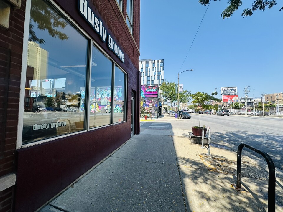 1104 N Ashland Ave in Chicago, IL - Building Photo