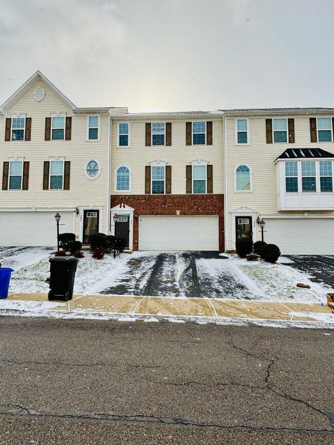 384 Sunrise Dr in Carnegie, PA - Building Photo - Building Photo