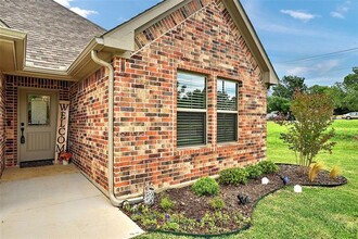 102 Prairie Grass Dr in Whitesboro, TX - Building Photo - Building Photo