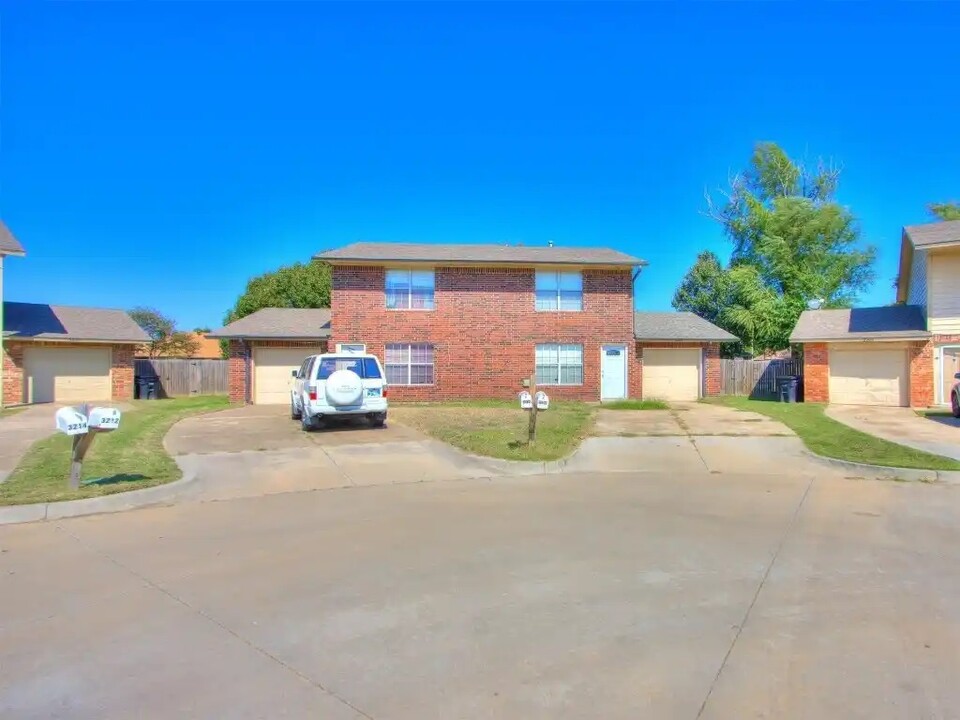 3208 Lois Arlene Cir in Moore, OK - Foto de edificio