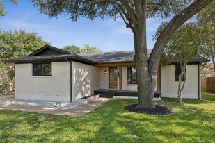 8566 Sweetwood Dr in Dallas, TX - Building Photo